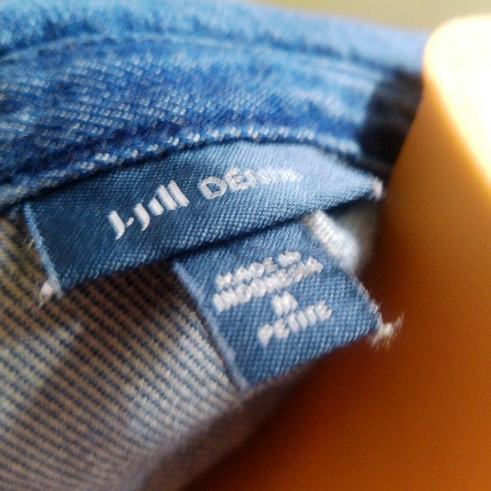 J JILL DENIM MED PETITE JACKET WITH HIDDEN DRAWSTRING - Picture 3 of 6